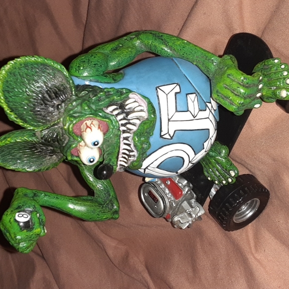 Rat Fink Figurine with  Motorized Skateboard - Picture 2 of 9